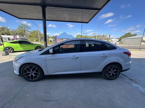 Used 2018 Ford Focus SE w/ SE Appearance Package FWD image 5