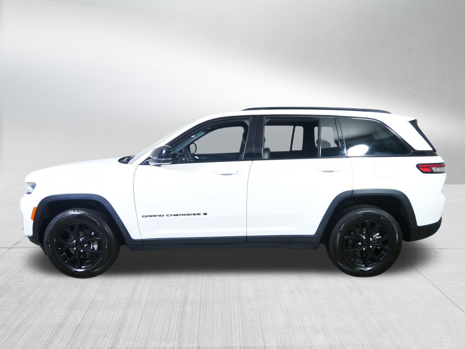 Used 2025 Jeep Grand Cherokee Altitude AWD/4WD image 4