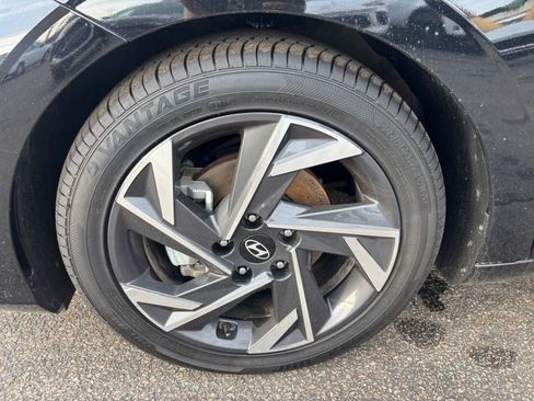 Used 2025 Hyundai Elantra SEL image 32