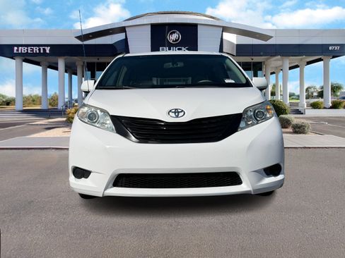 Used 2014 Toyota Sienna LE image 4