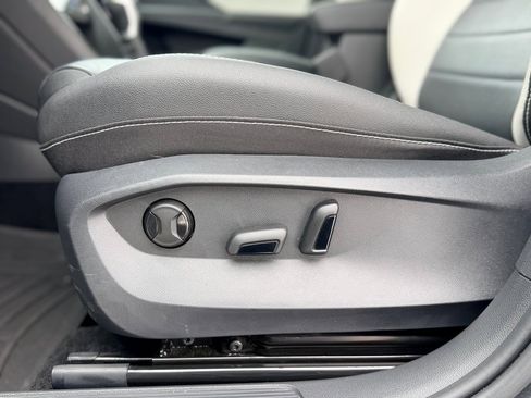 Used 2025 Volkswagen Taos SEL image 9