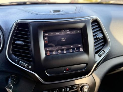 Used 2019 Jeep Cherokee Latitude w/ Popular Appearance Group AWD/4WD image 20