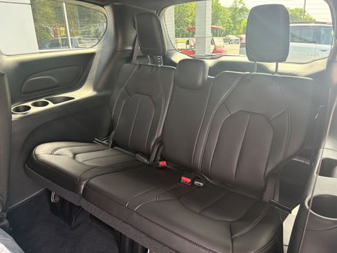 New 2027 Chrysler Pacifica Select FWD image 16