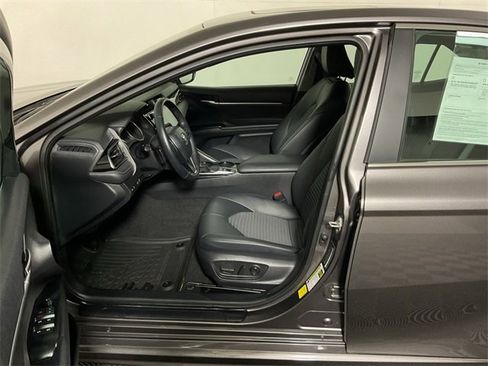 Used 2020 Toyota Camry SE image 19