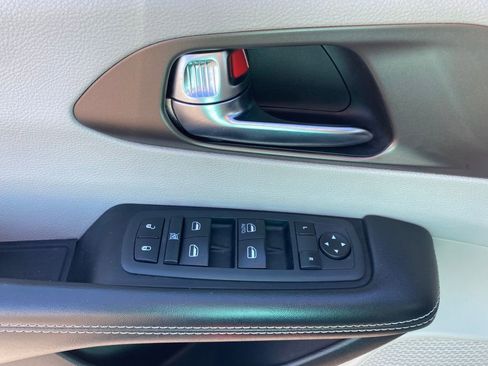 Used 2020 Chrysler Voyager L FWD image 13