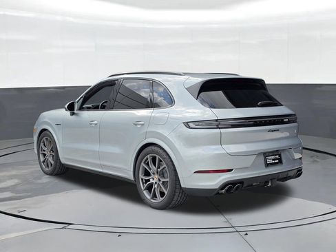 Certified 2026 Porsche Cayenne E-Hybrid AWD/4WD image 3
