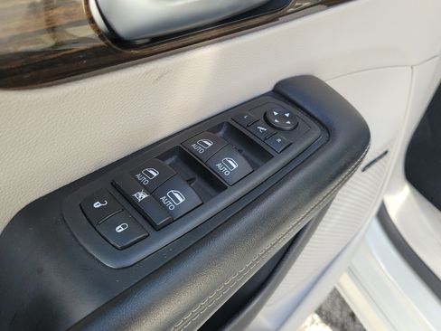 Used 2021 Chrysler Pacifica Limited w/ Uconnect Theater Family Group AWD/4WD image 18