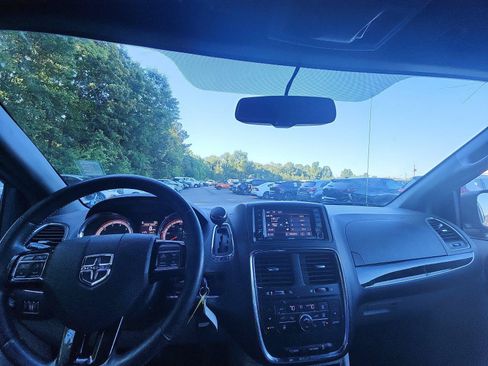 Used 2017 Dodge Grand Caravan SXT w/ Driver Convenience Group FWD image 17