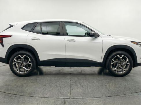 Used 2025 Chevrolet Trax LT w/ LT Convenience Package FWD image 11