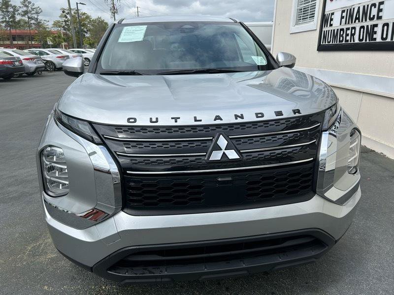 Used 2023 Mitsubishi Outlander ES FWD image 3