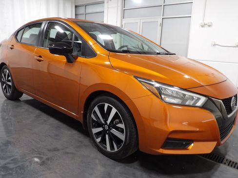 Used 2022 Nissan Versa SR FWD image 2