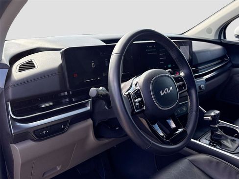 Used 2025 Kia Carnival image 9