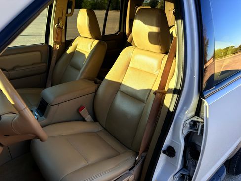 Used 2010 Ford Explorer XLT image 48