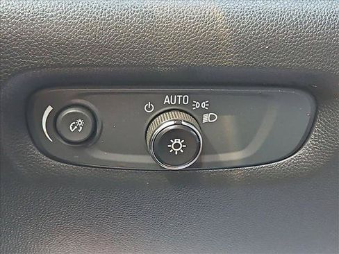 Used 2022 Chevrolet Traverse LT FWD image 17