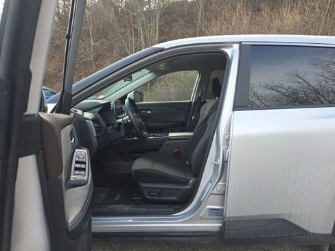 Used 2023 Nissan Rogue SV image 12