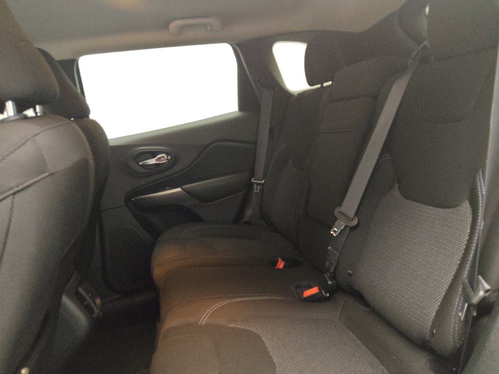 Used 2019 Jeep Cherokee Latitude w/ Popular Appearance Group FWD image 18