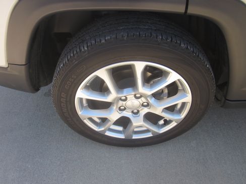 Used 2024 Jeep Compass Latitude AWD/4WD image 7
