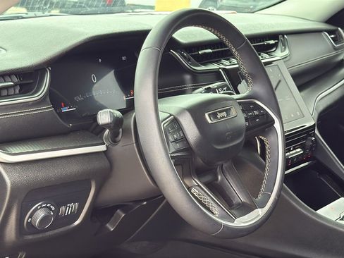 Used 2023 Jeep Grand Cherokee Laredo RWD image 10