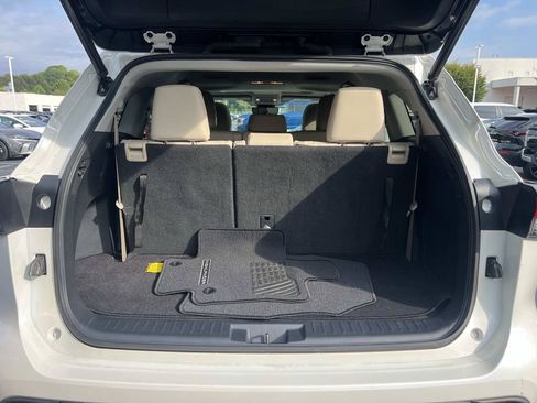 Used 2021 Toyota Highlander XLE FWD image 11