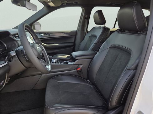 New 2025 Jeep Grand Cherokee Altitude image 17