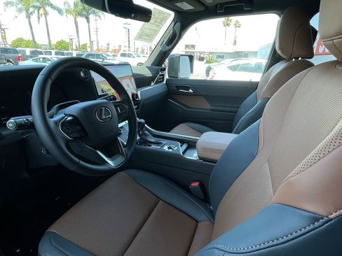 Used 2026 Lexus GX 550 w/ Cold Area Package AWD/4WD image 14