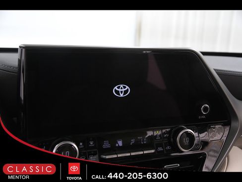 Certified 2024 Toyota Highlander Limited AWD/4WD image 9