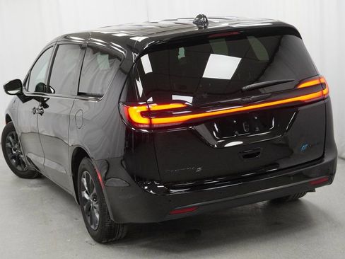 Certified 2024 Chrysler Pacifica Limited image 12