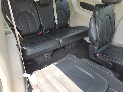 Used 2024 Chrysler Pacifica Touring-L FWD image 23