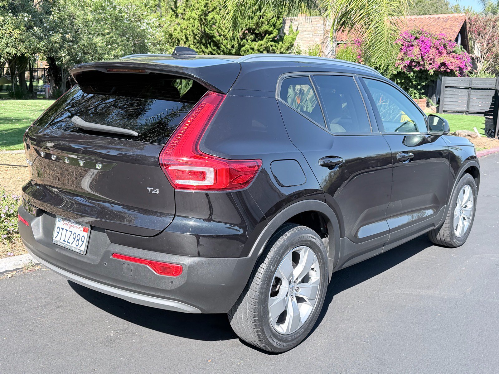 Used 2020 Volvo XC40 T4 Momentum FWD image 7