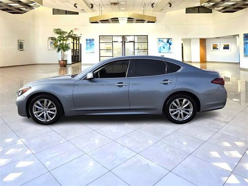 Used 2017 INFINITI Q70 3.7 image 4