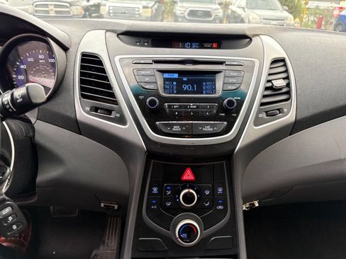 Used 2014 Hyundai Elantra SE image 17