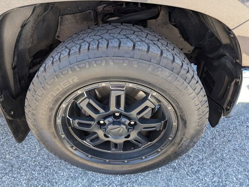 Used 2017 Toyota Tundra SR5 w/ SR5 Upgrade Package image 4