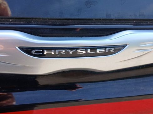 Used 2024 Chrysler Pacifica Touring-L FWD image 11