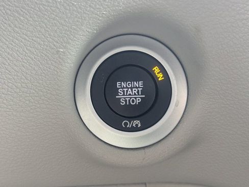 Used 2024 Chrysler Pacifica Touring-L image 16