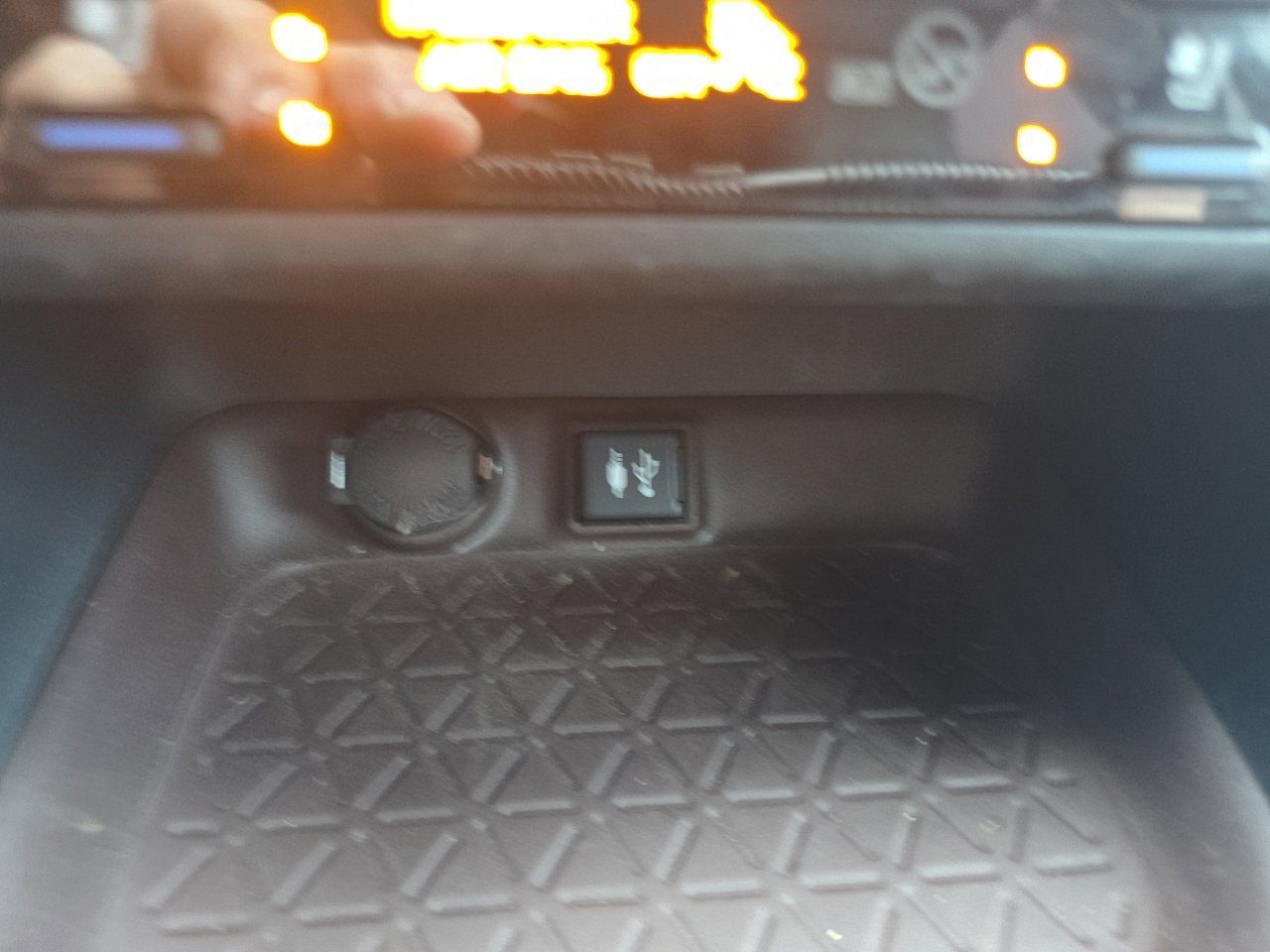 Used 2019 Toyota RAV4 Limited w/ Cold Weather Package AWD/4WD image 30