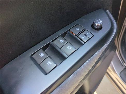Used 2019 Toyota Highlander LE FWD image 12