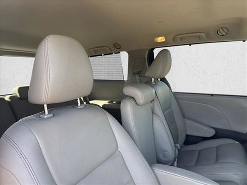 Used 2020 Toyota Sienna XLE FWD image 18