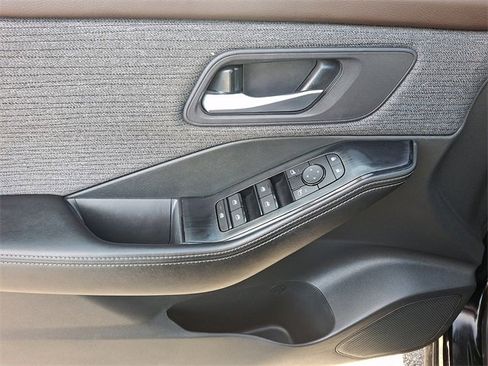 Used 2023 Nissan Rogue SV image 13