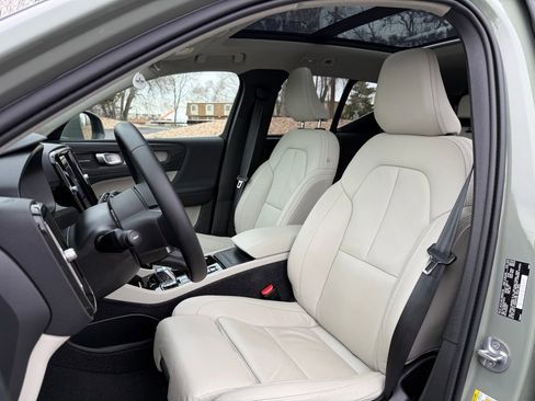 Used 2023 Volvo XC40 B5 Ultimate w/ Protection Package Premier image 16