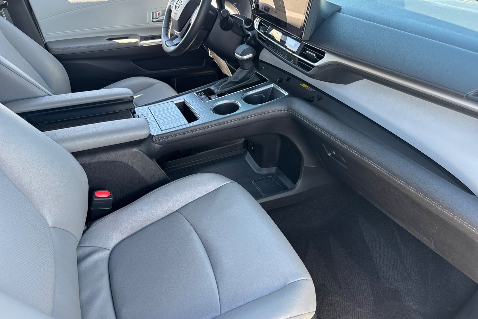 Used 2025 Toyota Sienna XLE FWD image 27