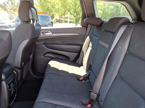Used 2021 Jeep Grand Cherokee Laredo AWD/4WD image 23