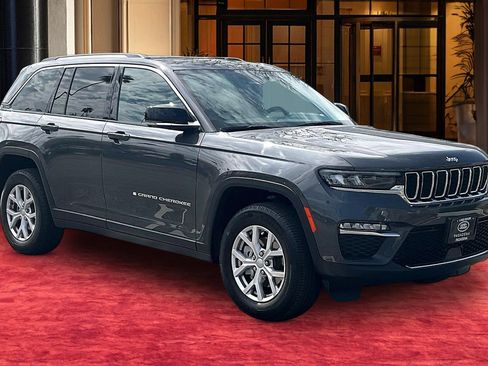 Used 2022 Jeep Grand Cherokee Limited w/ Trailer Tow Prep Group (B) RWD image 2