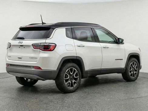 Used 2025 Jeep Compass Trailhawk image 9