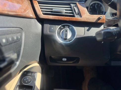Used 2013 Mercedes-Benz E 350 Sedan image 24