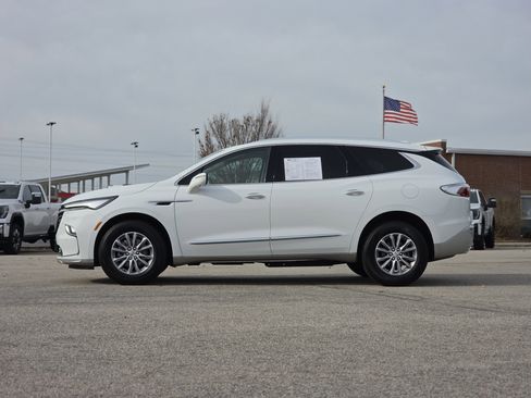 Used 2023 Buick Enclave Essence image 4