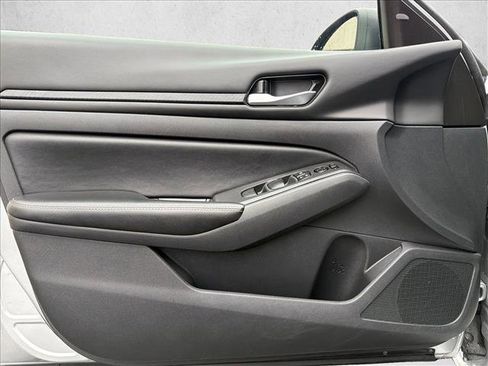 Used 2024 Nissan Altima 2.5 SV image 10