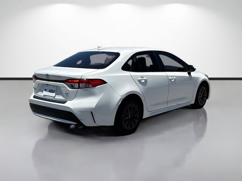 Used 2020 Toyota Corolla LE FWD image 3