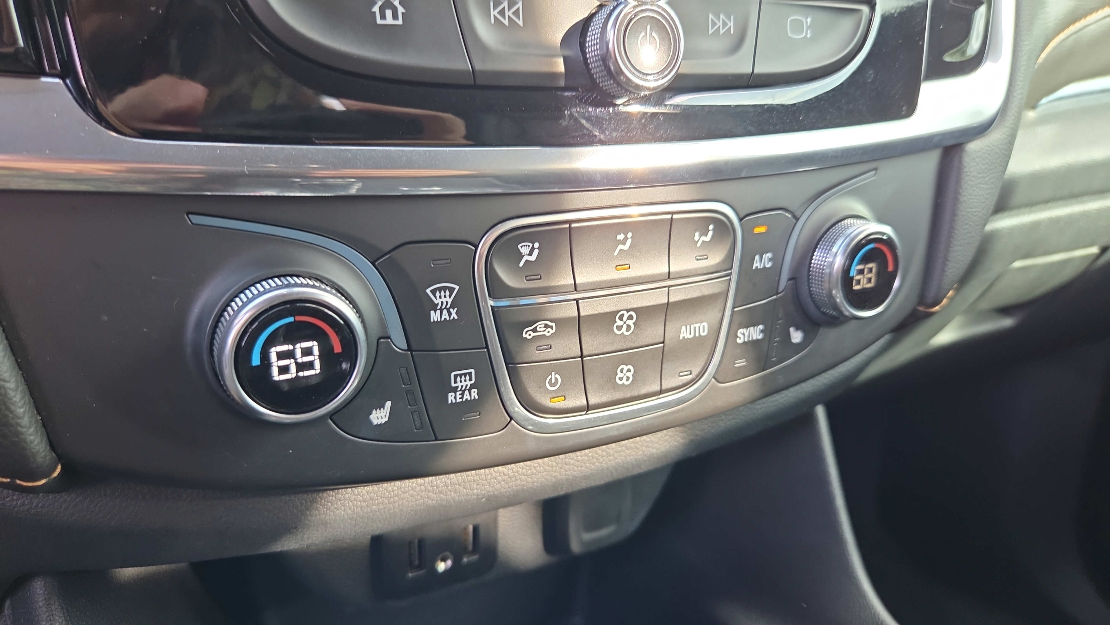 Used 2020 Chevrolet Traverse LT FWD image 21
