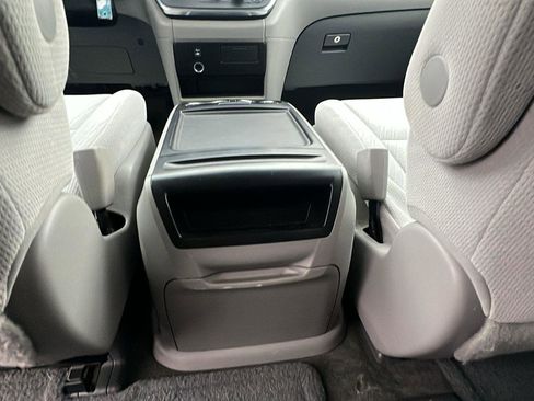 Used 2016 Toyota Sienna LE image 19