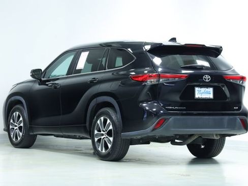 Used 2022 Toyota Highlander XLE image 6